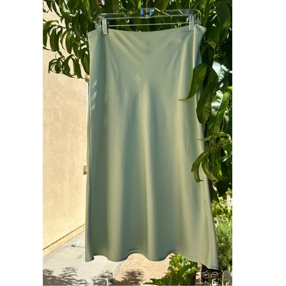 H&M GREEN SATIN LIGHTWEIGHT SKIRT MIDI LENGTH-SIZE-12 - Picture 1 of 5